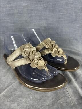 Clarks Bendables Womens Size 7.5 Floral Flat Sandal Gold Tone Leather Thong Shoe